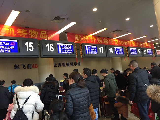 1518571217354052612.jpg 值機(jī)柜臺溫馨提示旅客辦理乘機(jī)手續(xù)時間及禁止隨身攜帶物品2.jpg
