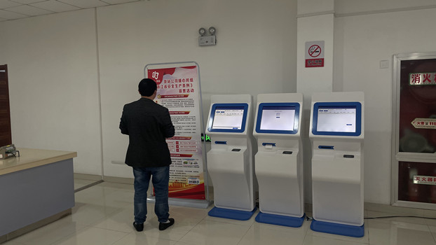 圖2、貨主在提貨大廳查看宣傳易拉寶_副本.jpg