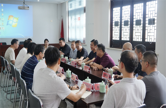 1686810243195047198.jpg 溫州海關(guān)機場辦公區(qū)黨支部和貨站黨支部與龍泉相關(guān)行業(yè)協(xié)會及企業(yè)負(fù)責(zé)人開展座談交流.jpg