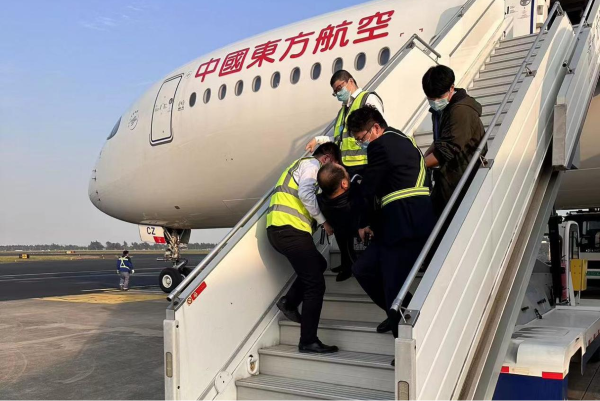 1702014562464029575.png 彩虹服務(wù)顯真情,旅客出行更舒心x.png